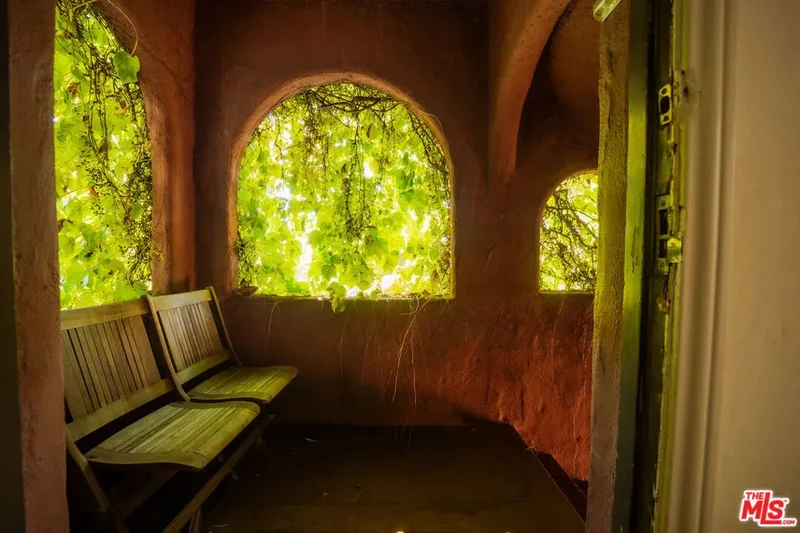 2563 N Beachwood Drive, Los Angeles, California, United States. - Photo 32