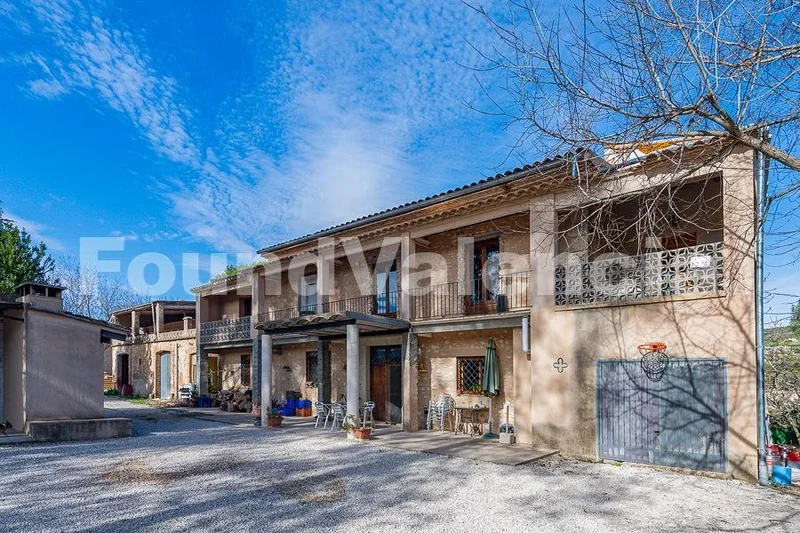 Farm With Two Houses And Land For Cultivation