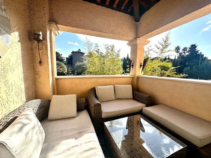 Rare on the market: Duplex with terrace, pool, and parking space just steps from Place des Lices