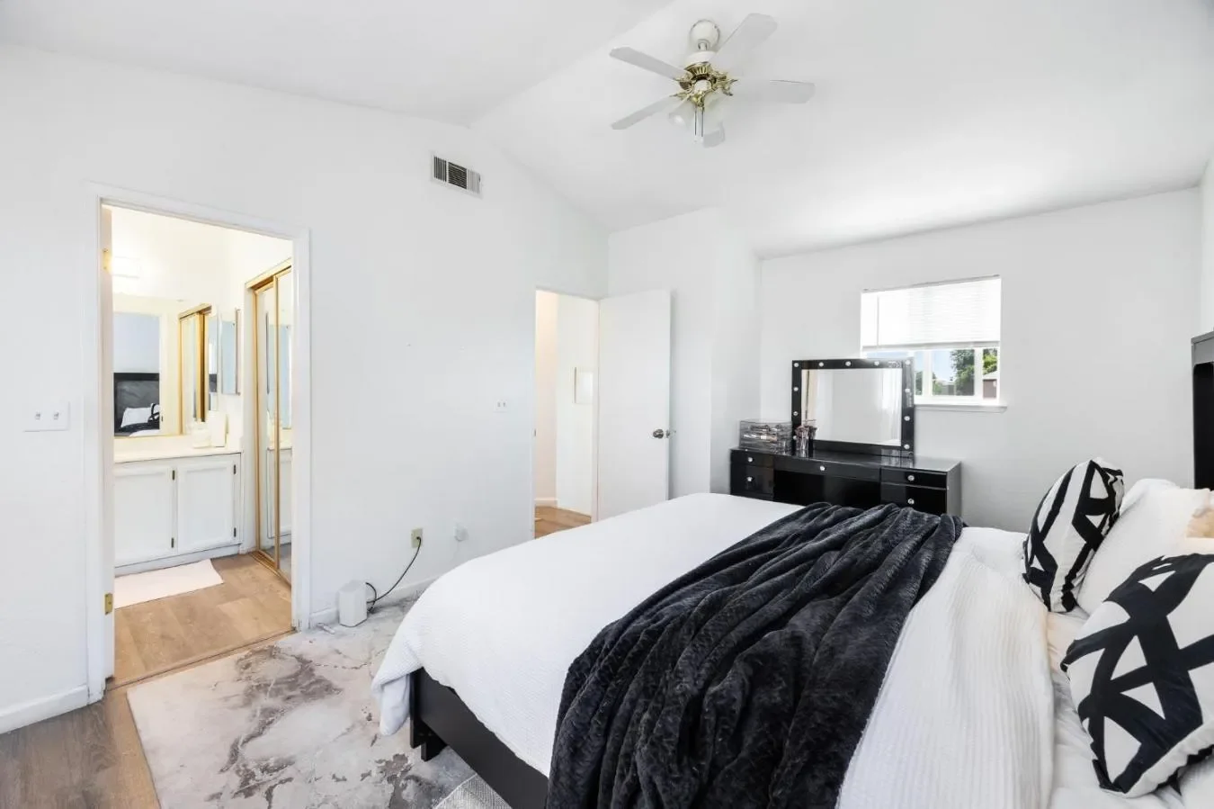 5045 N Laguna Drive, Elk Grove, California, United States. - Photo 18