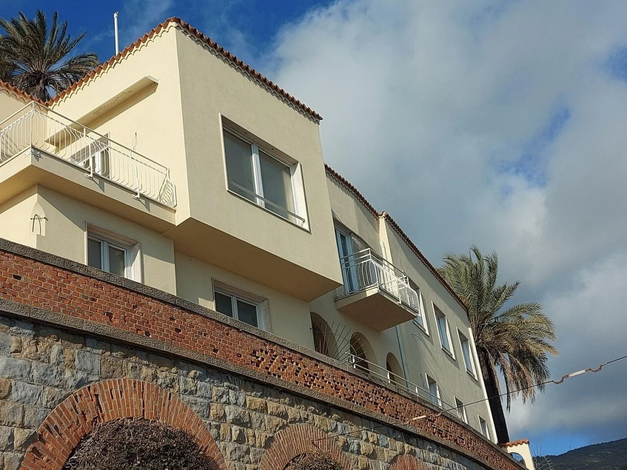 Exterior photo 4