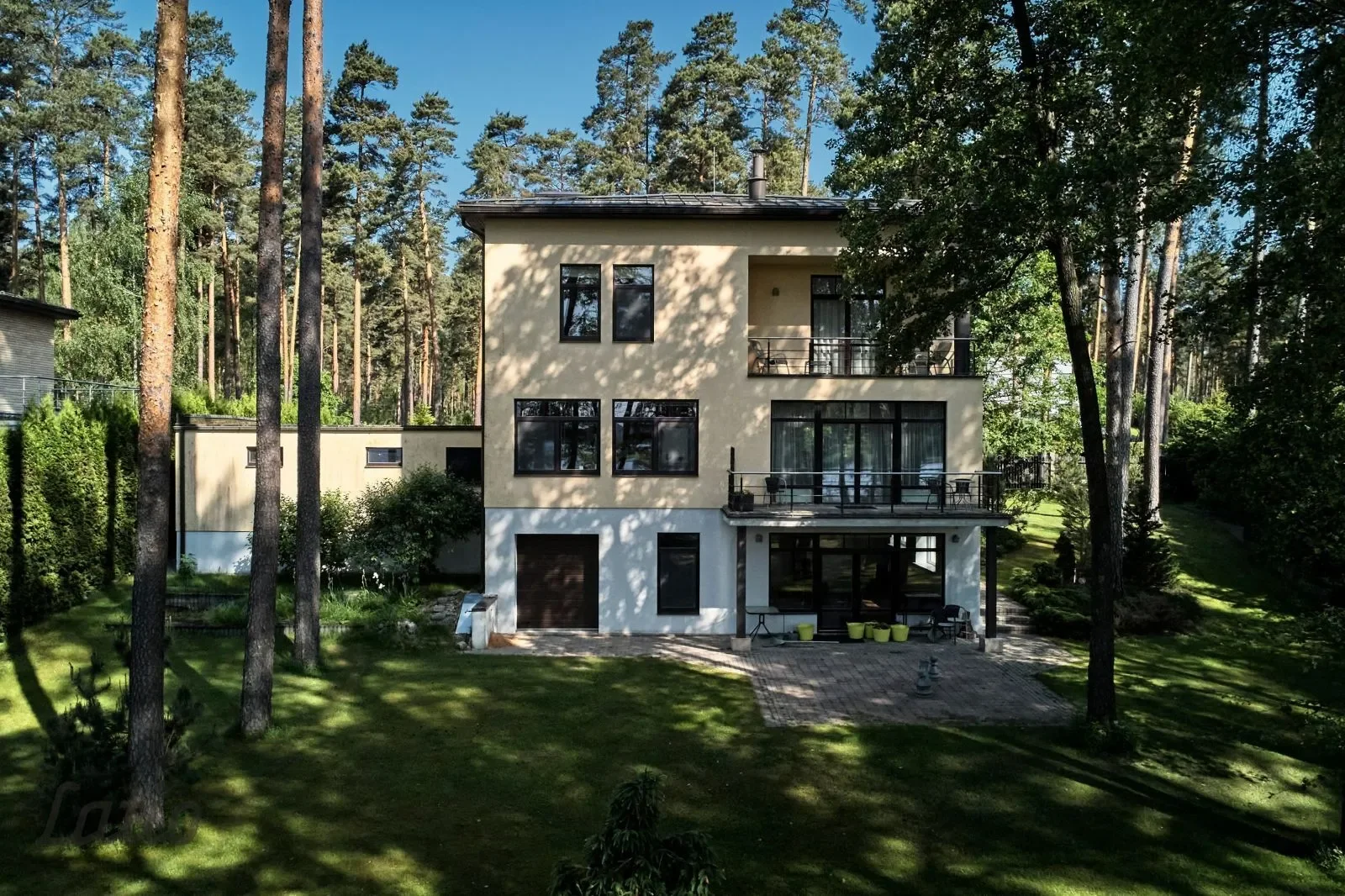 Exterior photo 4