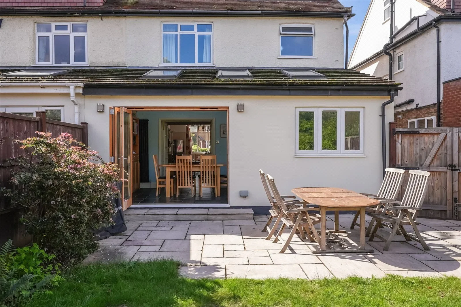 Exterior photo 2