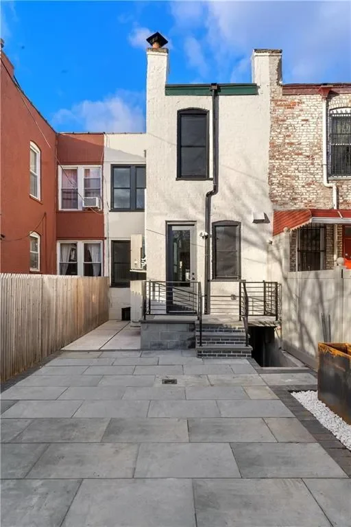 Exterior photo 2