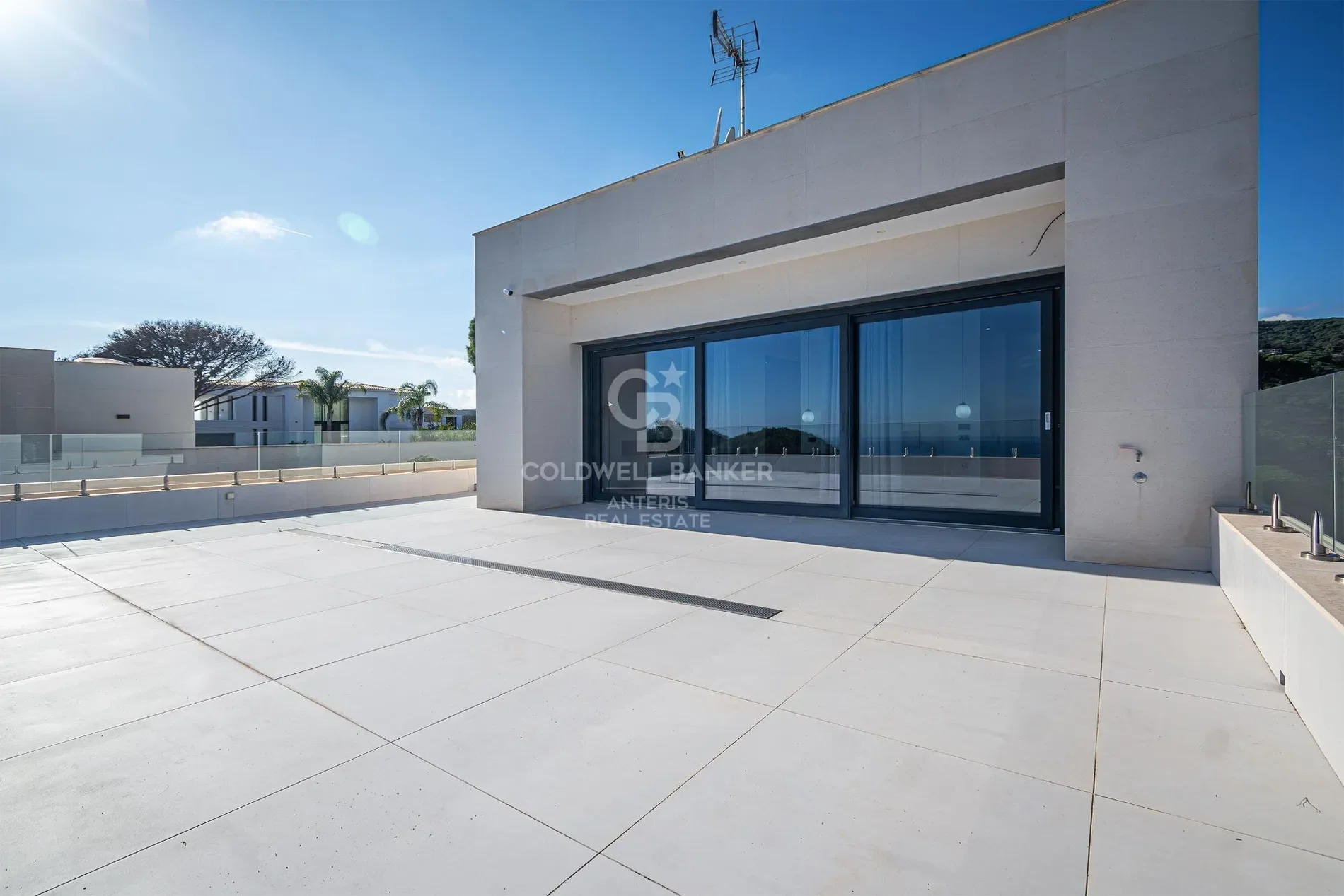 Exterior photo 4