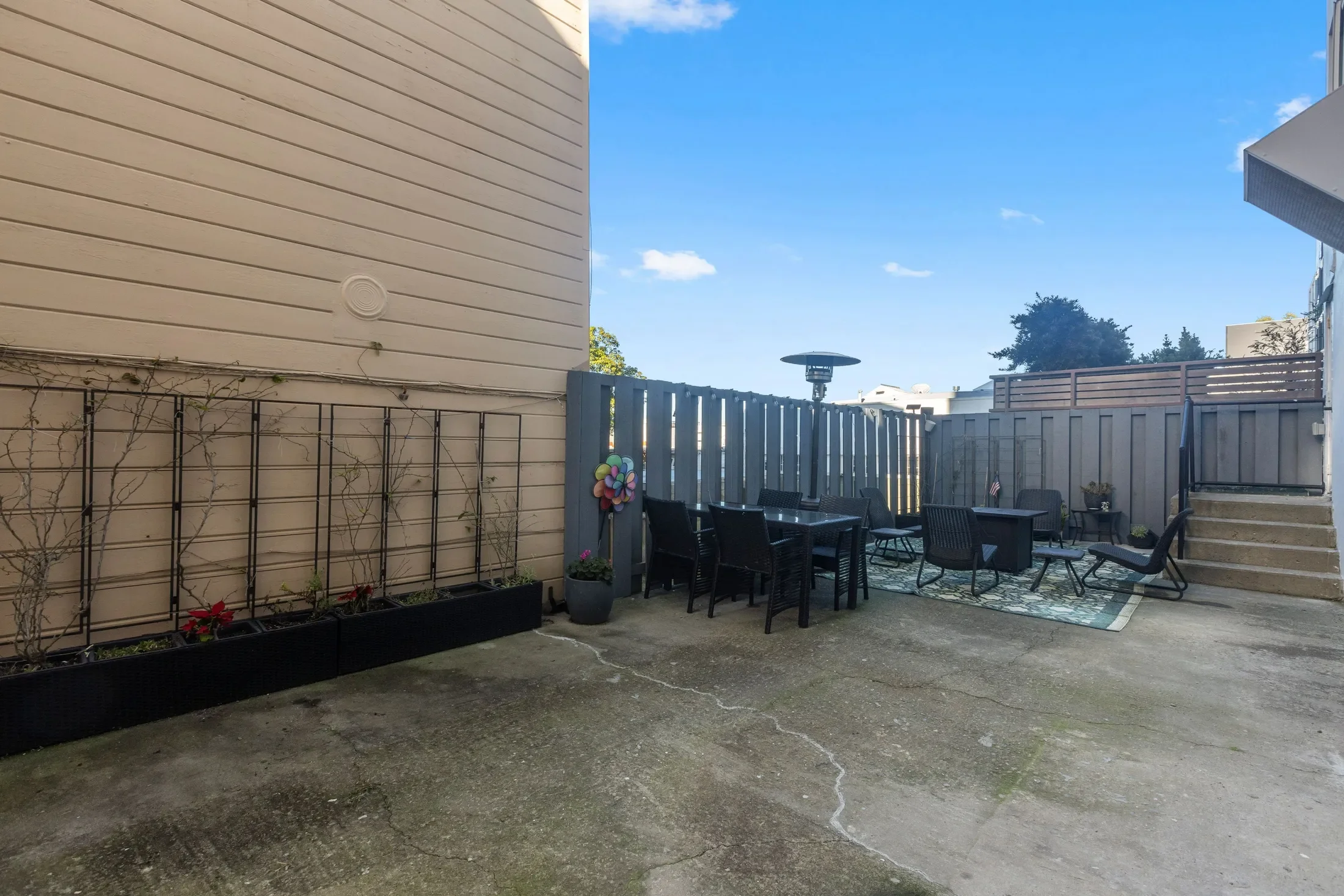 Exterior photo 5