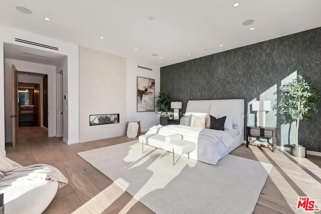 16879 Mooncrest Drive, Los Angeles, California, United States. - Photo 4