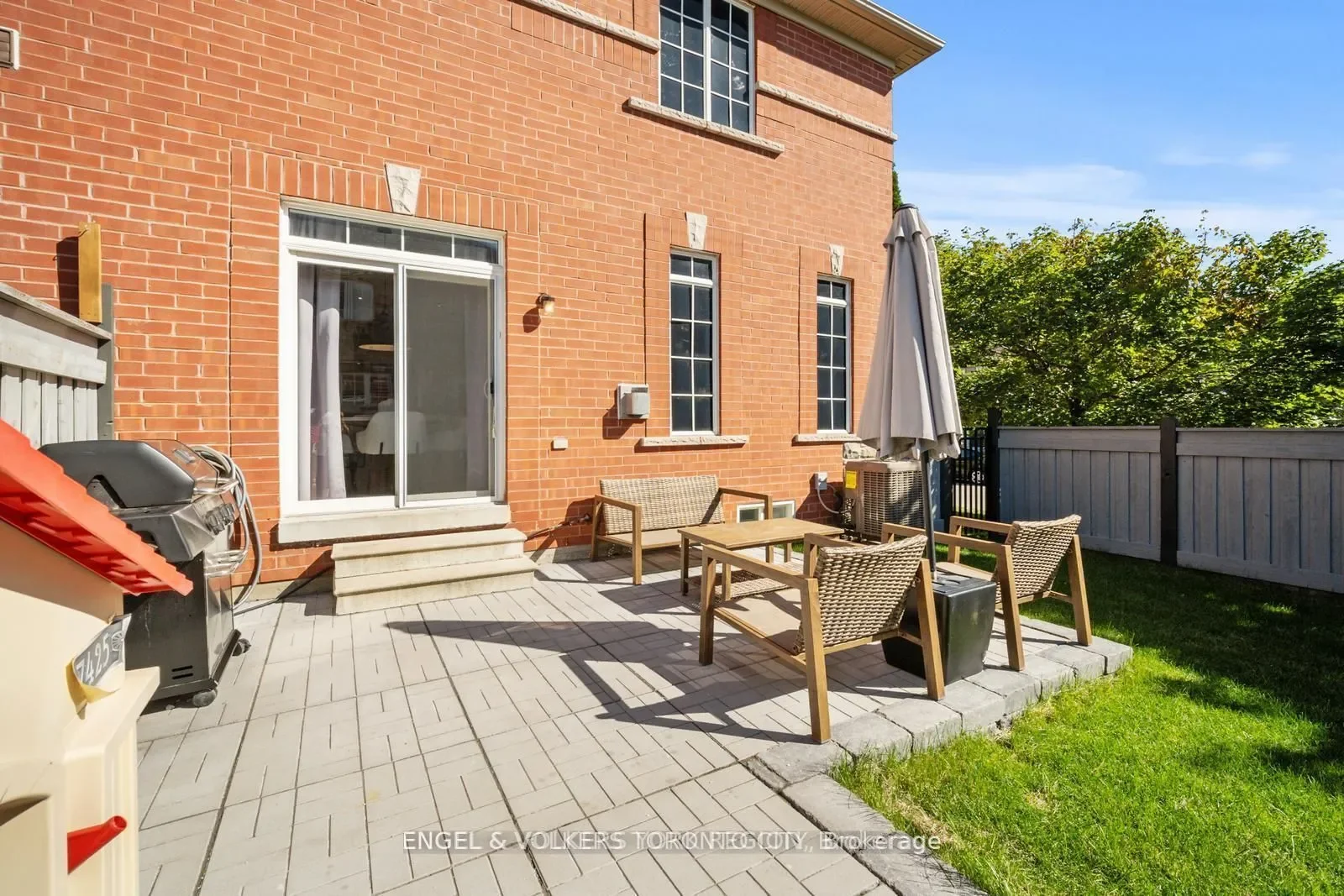 Exterior photo 5