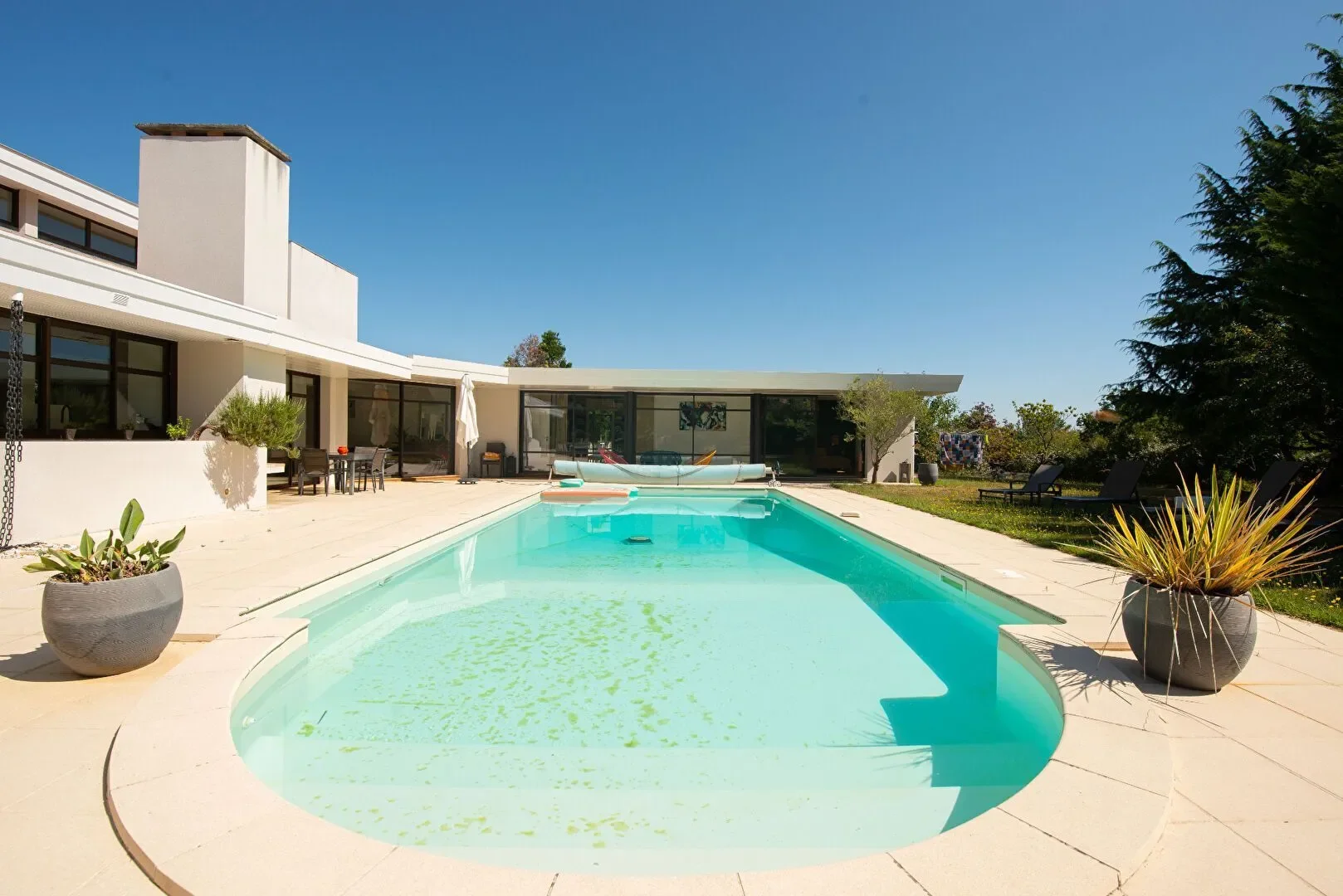 Exterior photo 3