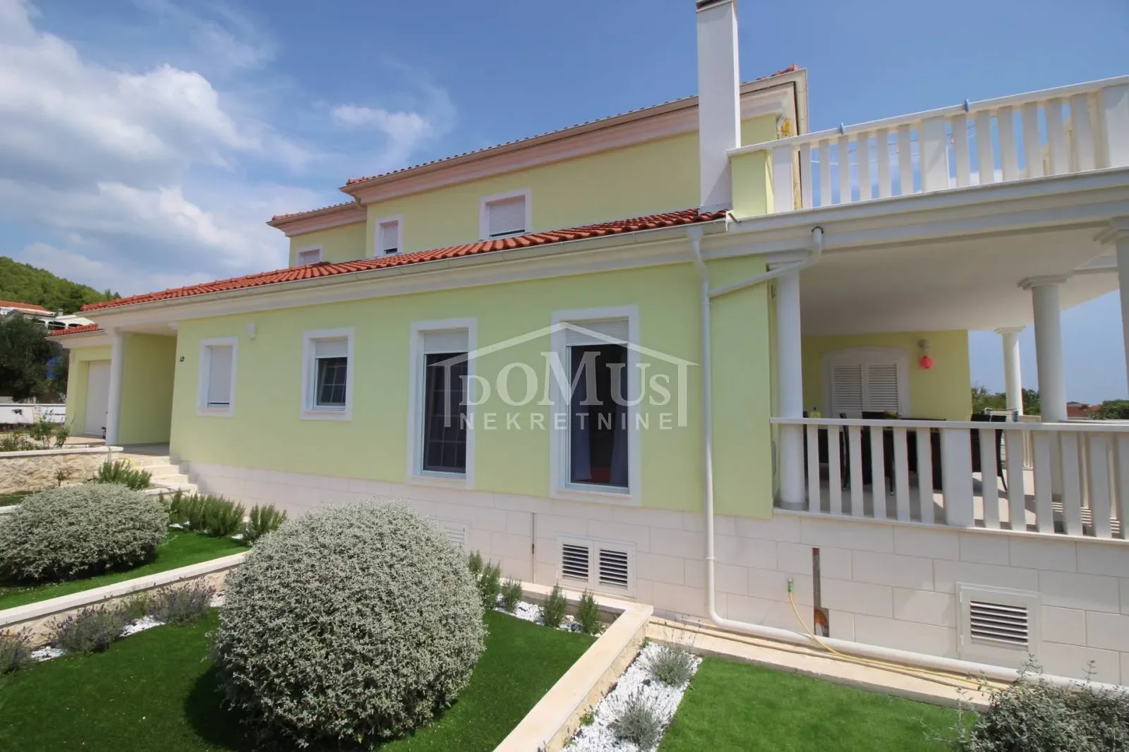 Exterior photo 9