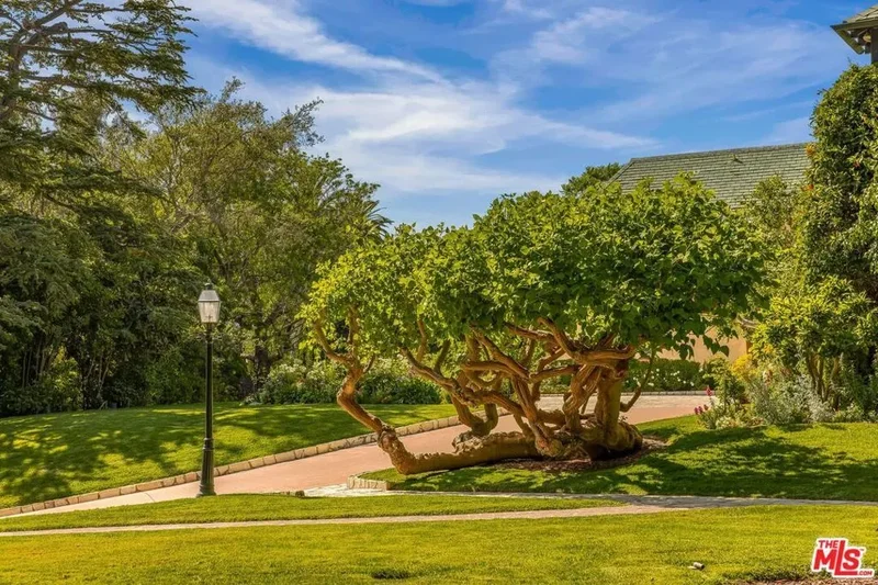 570 S Mapleton Drive, Los Angeles, California, United States. - Photo 5