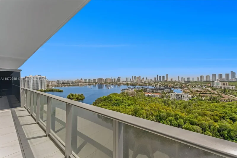 16385 Biscayne Blvd, 1819 - North Miami Beach, Florida