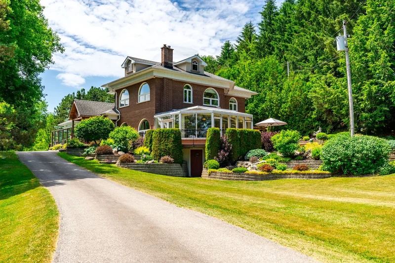 A breathtaking country estate where refined living meets natural beauty!