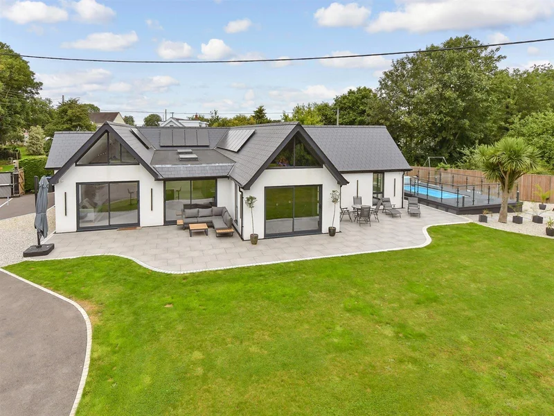 5 bedroom Detached Bungalow for sale in Dover