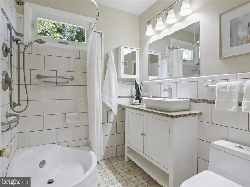 2323 N Burlington Street, Arlington, VA 22207, Arlington, Virginia, United States. - Photo 21
