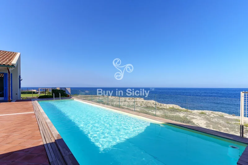 Prestigiuos villa on the sea, with breatttaking view, located in Augusta
