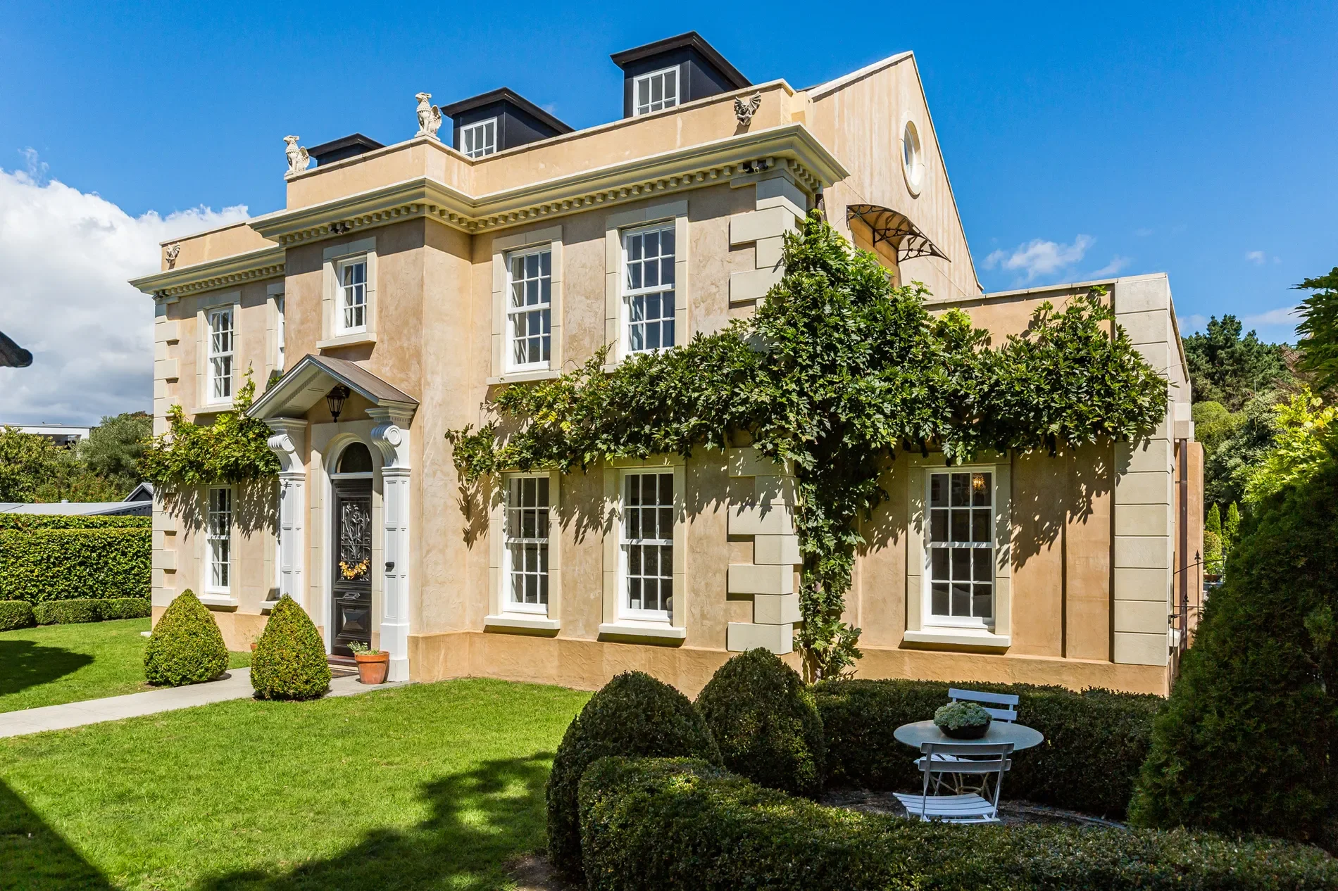 Exterior photo 2