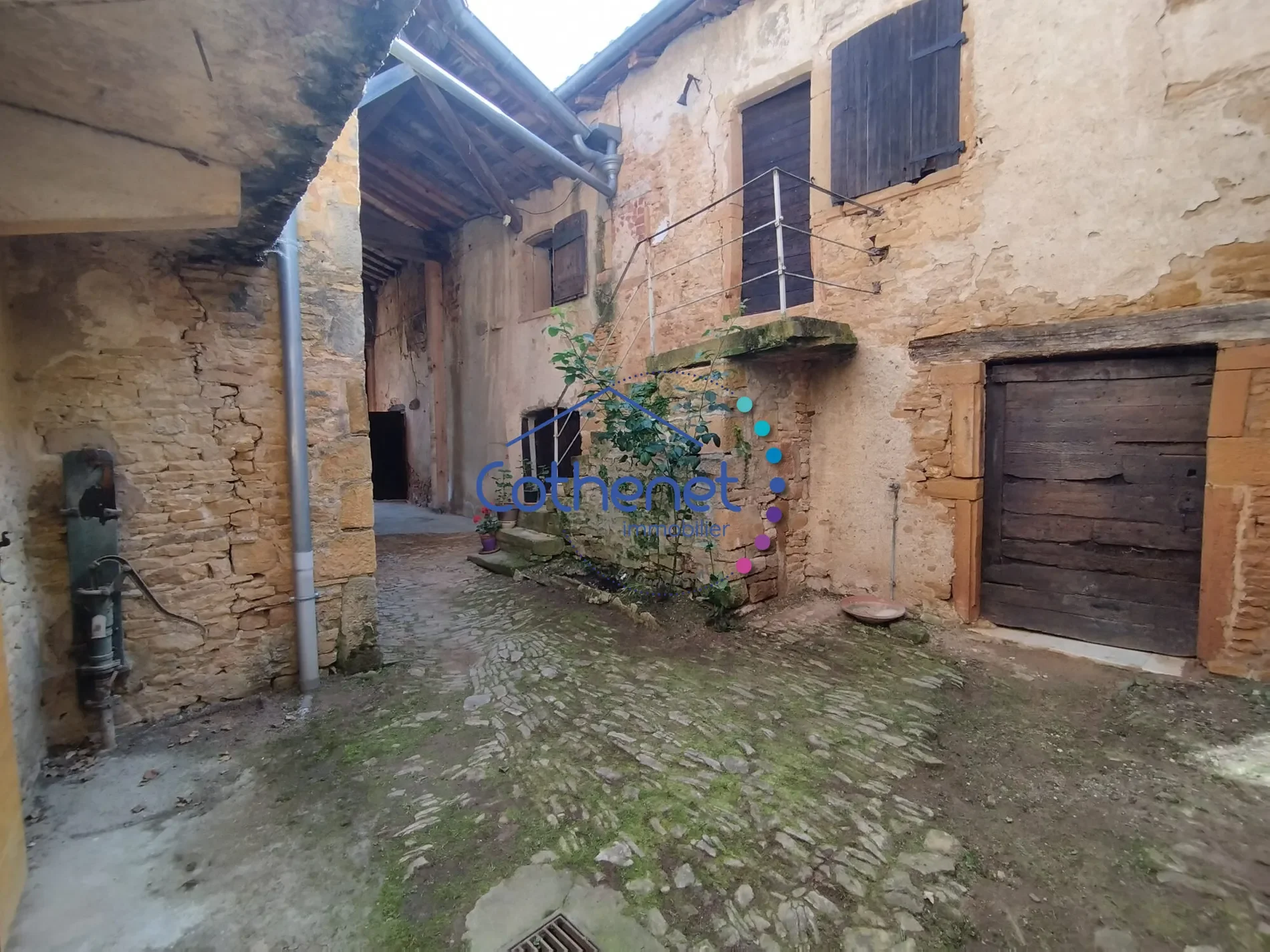 Exterior photo 2