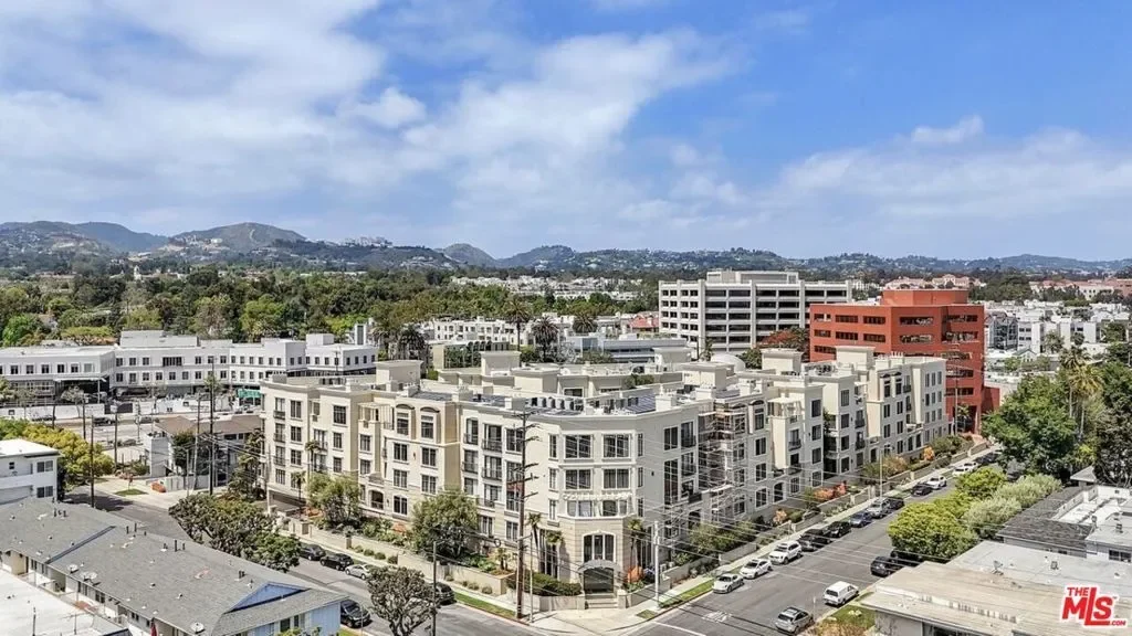 11847 Gorham Avenue 302, Los Angeles, California, United States. - Photo 1