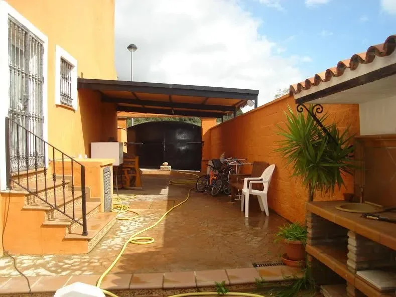 Exterior photo 4