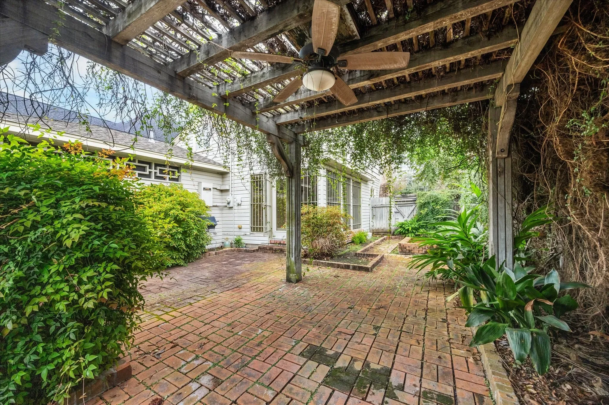Exterior photo 6