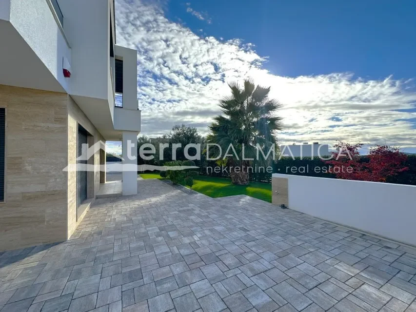 Exterior photo 2