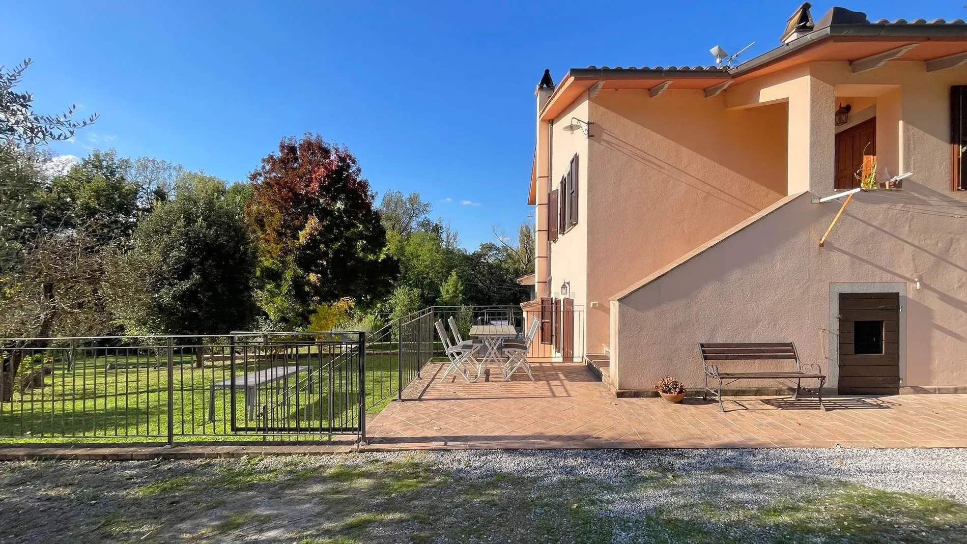 Exterior photo 2