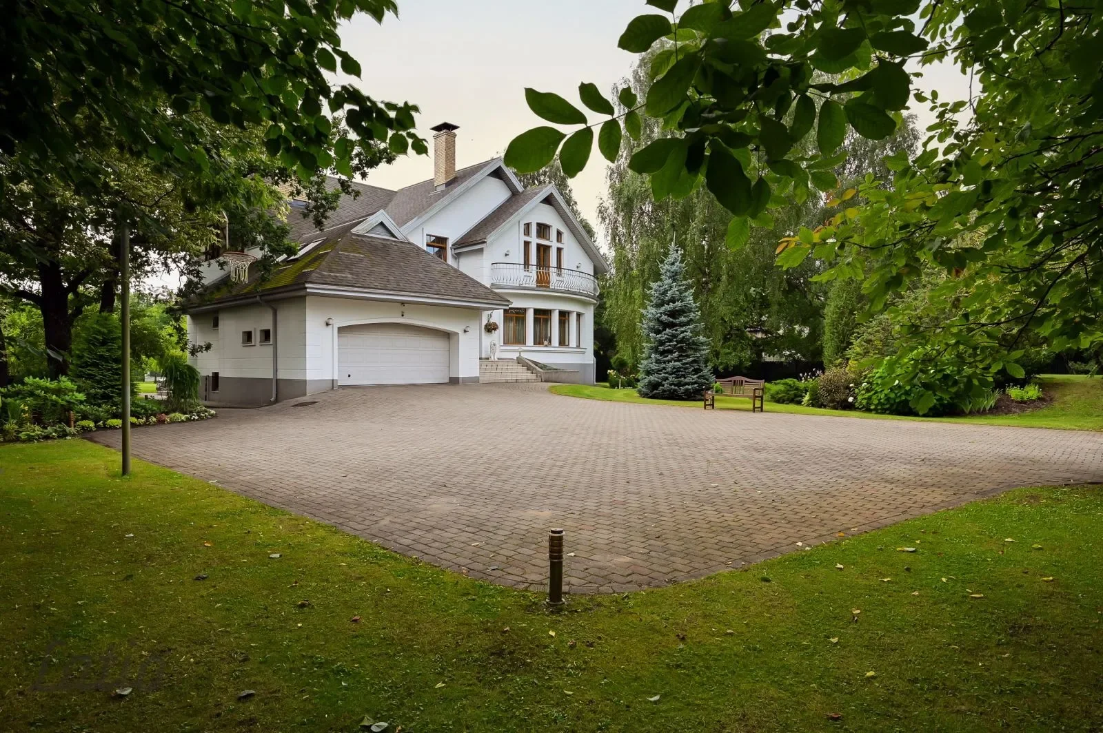 Exterior photo 6