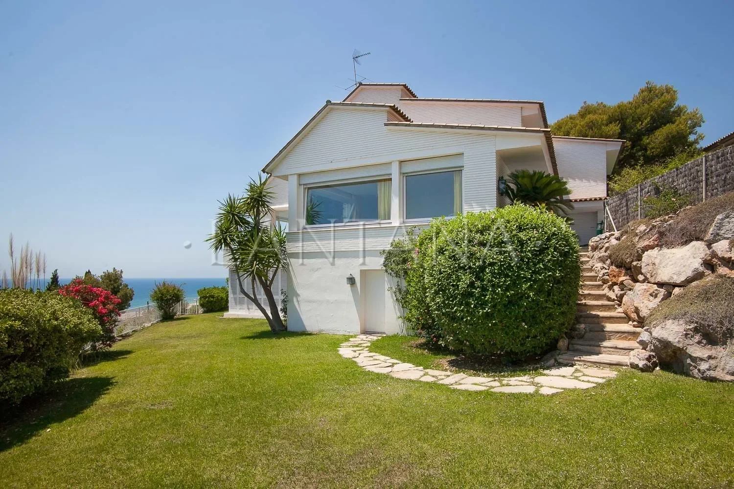 Exterior photo 3