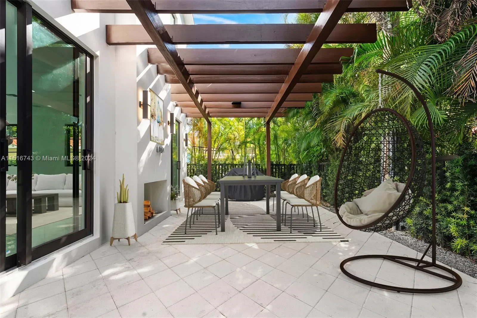 Exterior photo 4