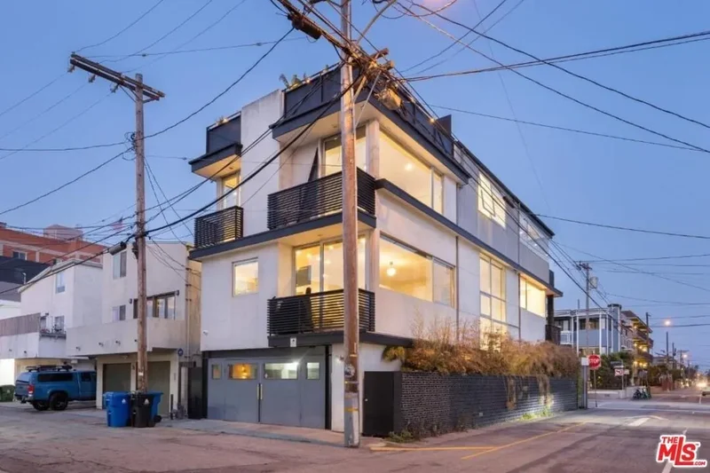 17 N Venice Blvd, Venice, CA, 90291, USA, Los Angeles, California, United States. - Photo 10