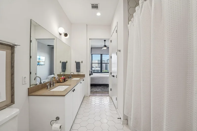 800 Embassy Dr, Austin, Texas, United States. - Photo 9