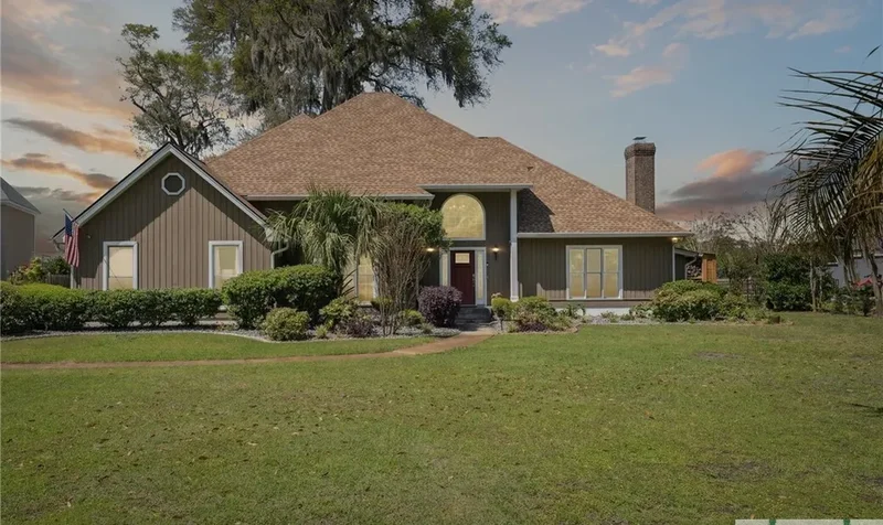 Single Family Residence in Richmond Hill