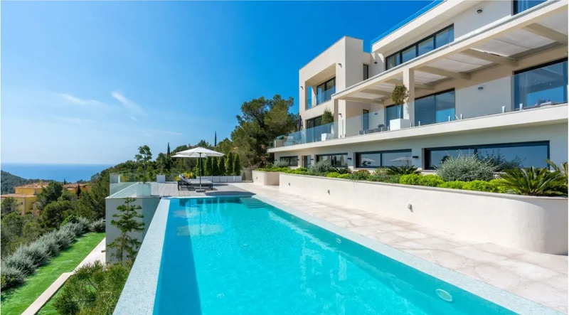 Luxury villa with 2 swimming pools, lift, 1950 m² land, 800 m² living area, 7 bedrooms and 8 bathroo