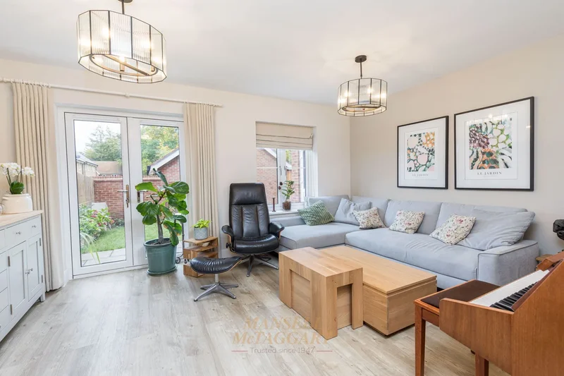 8 Sinden Heath, East Grinstead, RH19 2TE, Felbridge, England, United Kingdom. - Photo 1