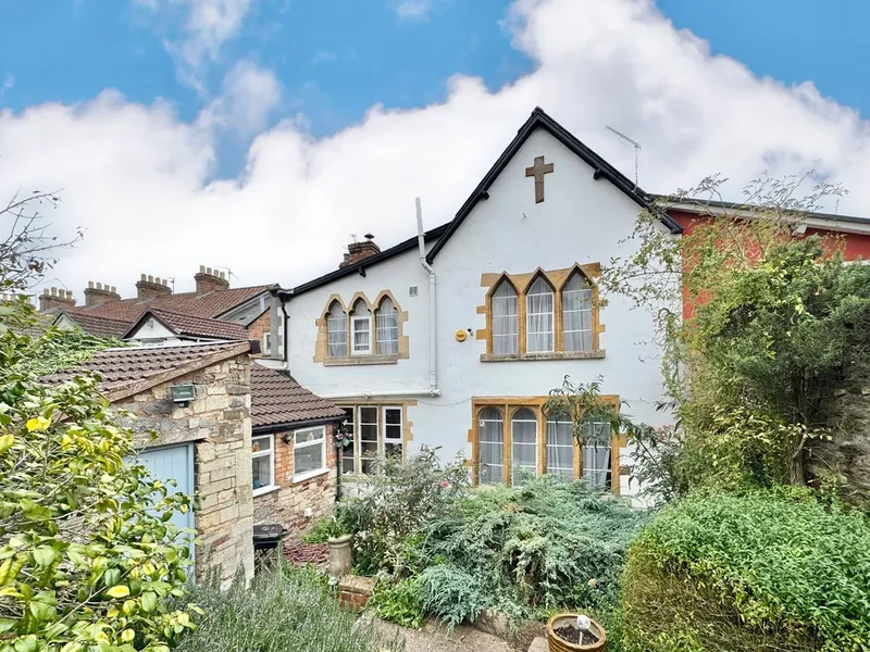A truly unique, four double bedroom period home. The house is situated in a sought-after and conveni