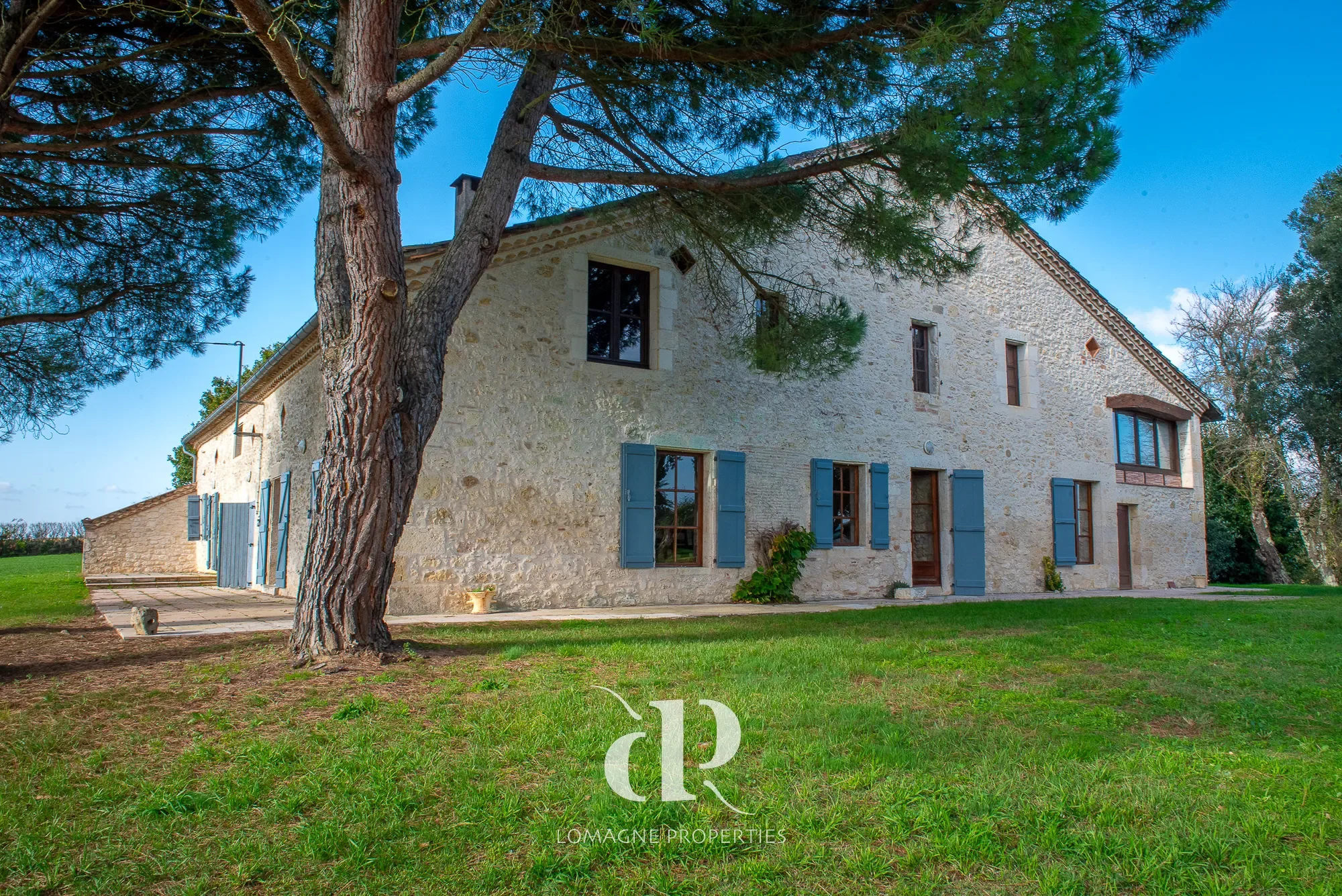 Exterior photo 4