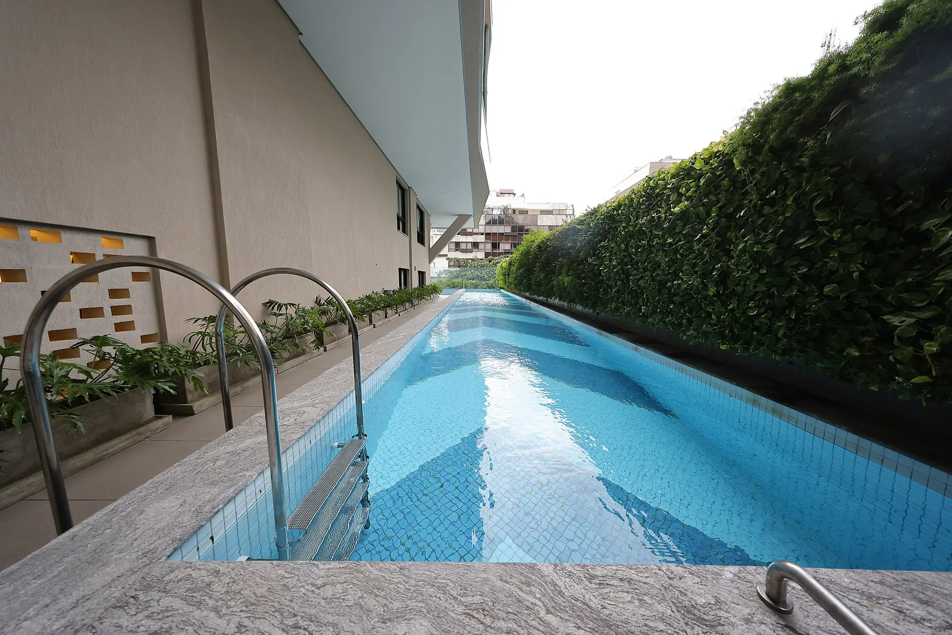 Exterior photo 1