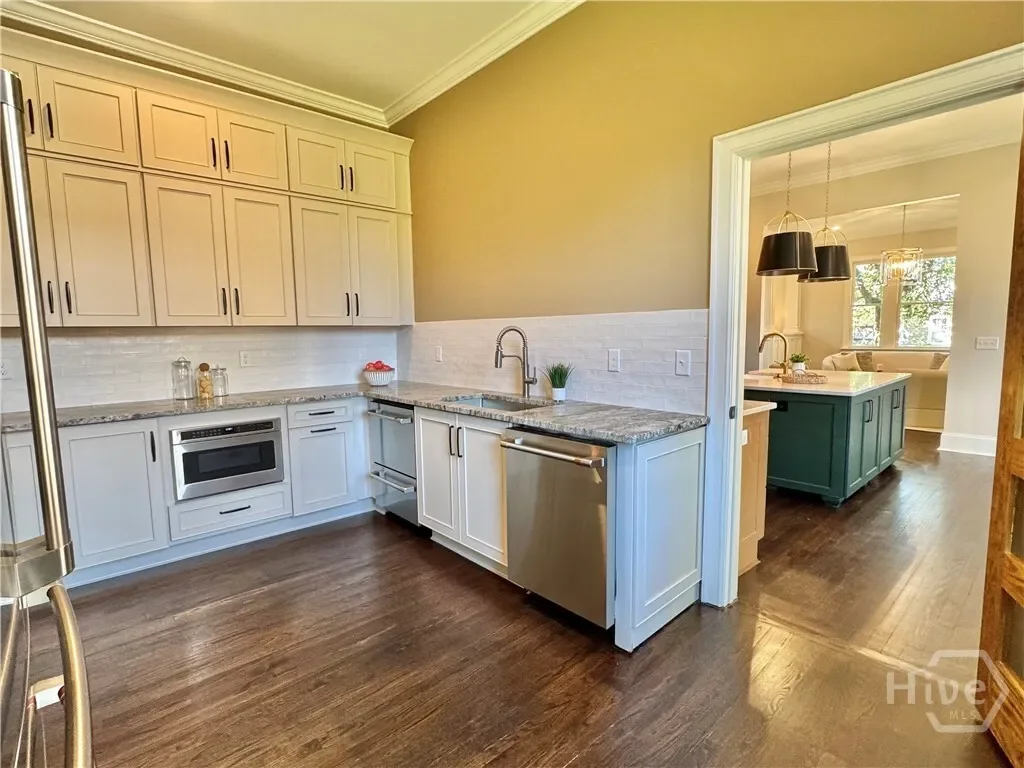 111 E 49th Street, Savannah, Georgia, United States. - Photo 12