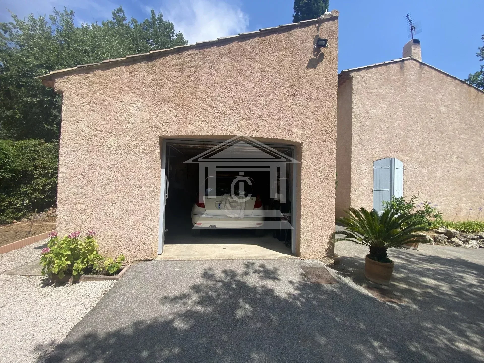 Exterior photo 5