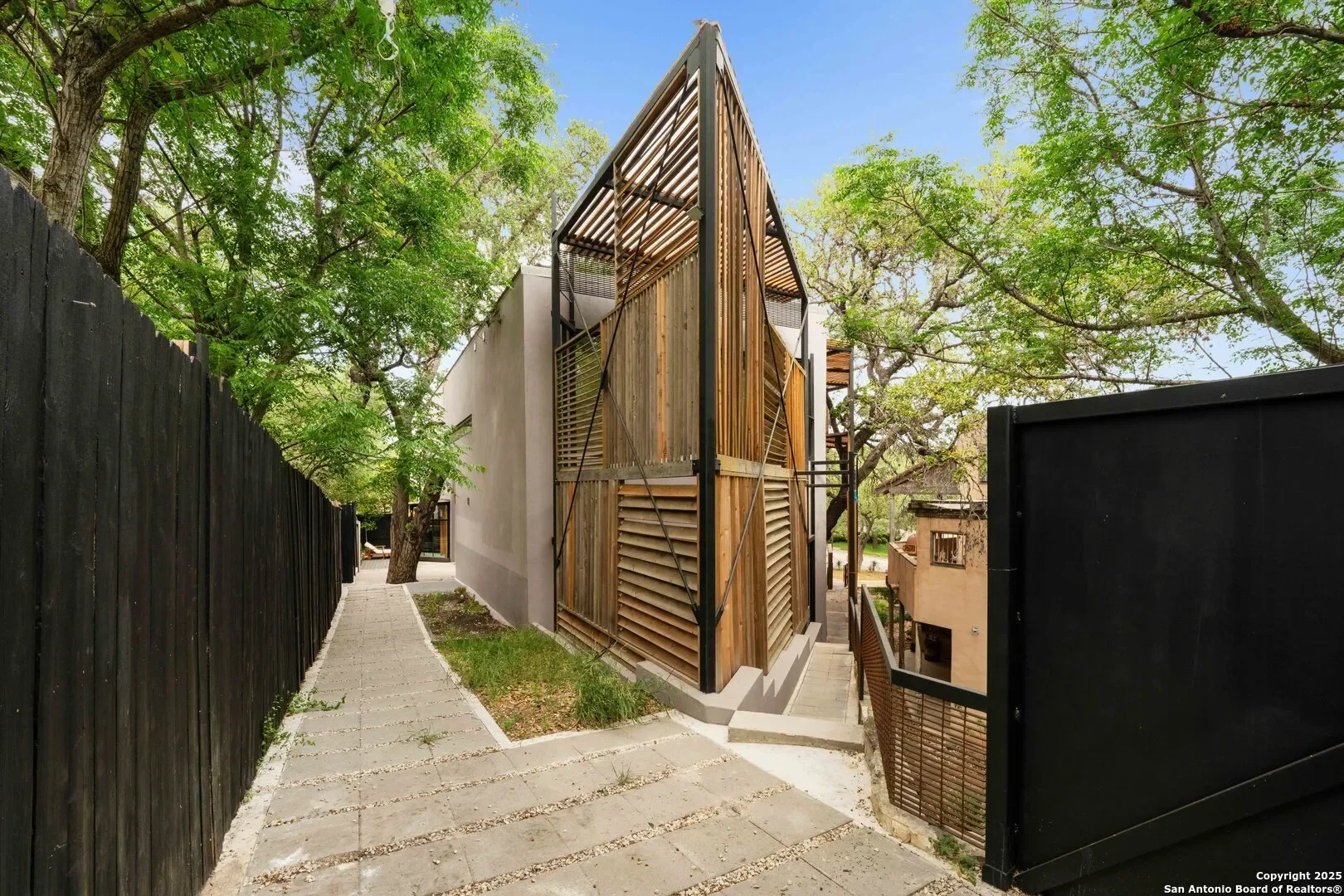 Exterior photo 3