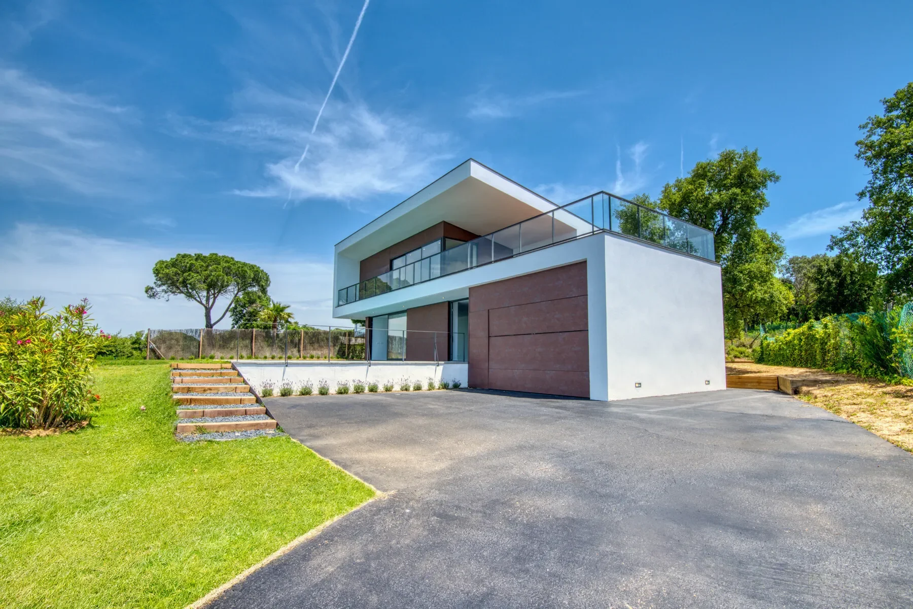 Exterior photo 2