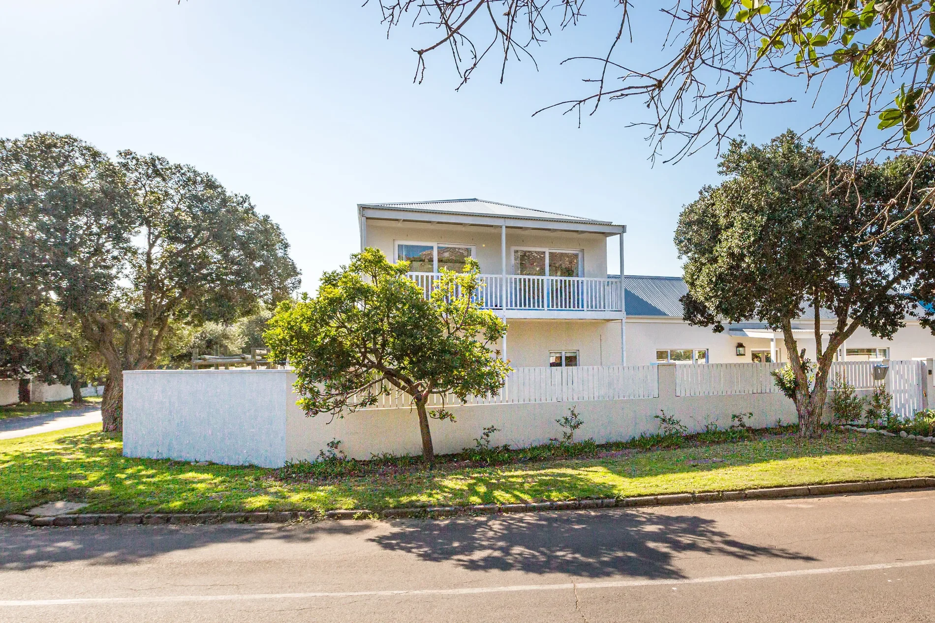 Exterior photo 8