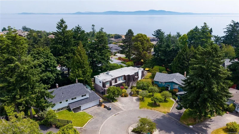2059 Saltair Pl, Saanich, British Columbia, Canada. - Photo 37
