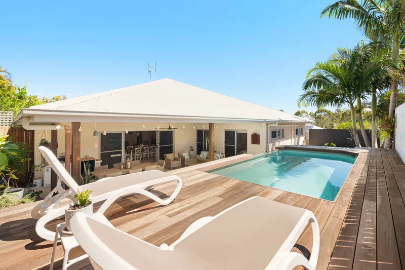 Newly Renovated Coastal Entertainer In Premium Cul De Sac