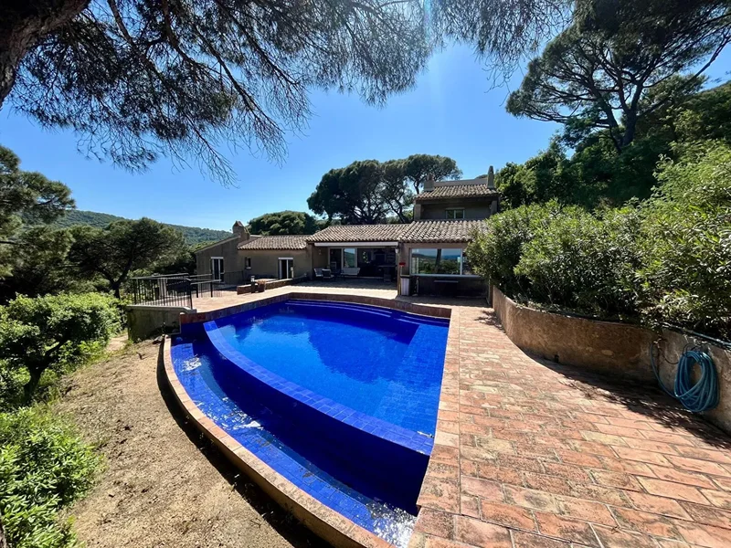 Charming house with three bedrooms and an outbuilding in the heart of the pine forest