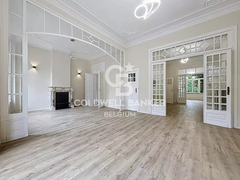 Bourgeois house of +/- 400 m2 to be converted
