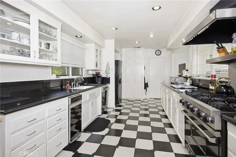 2072 Coldwater Canyon, Beverly Hills, California, United States. - Photo 7
