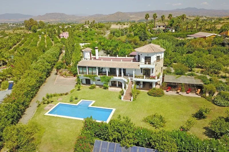 F4818811 - Stunning and spacious south facing country house with pool and fabulous views