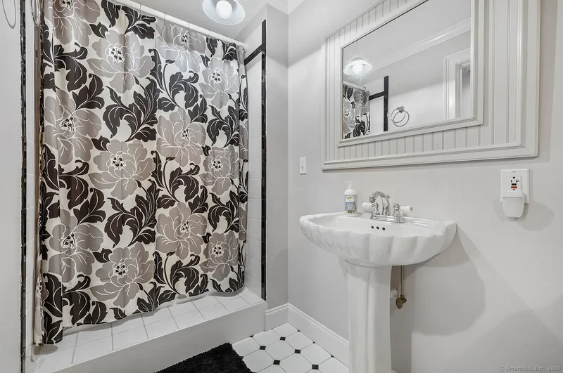 305 South Gate Lane, Fairfield, CT, 06890, USA, Fairfield, Connecticut, United States. - Photo 6